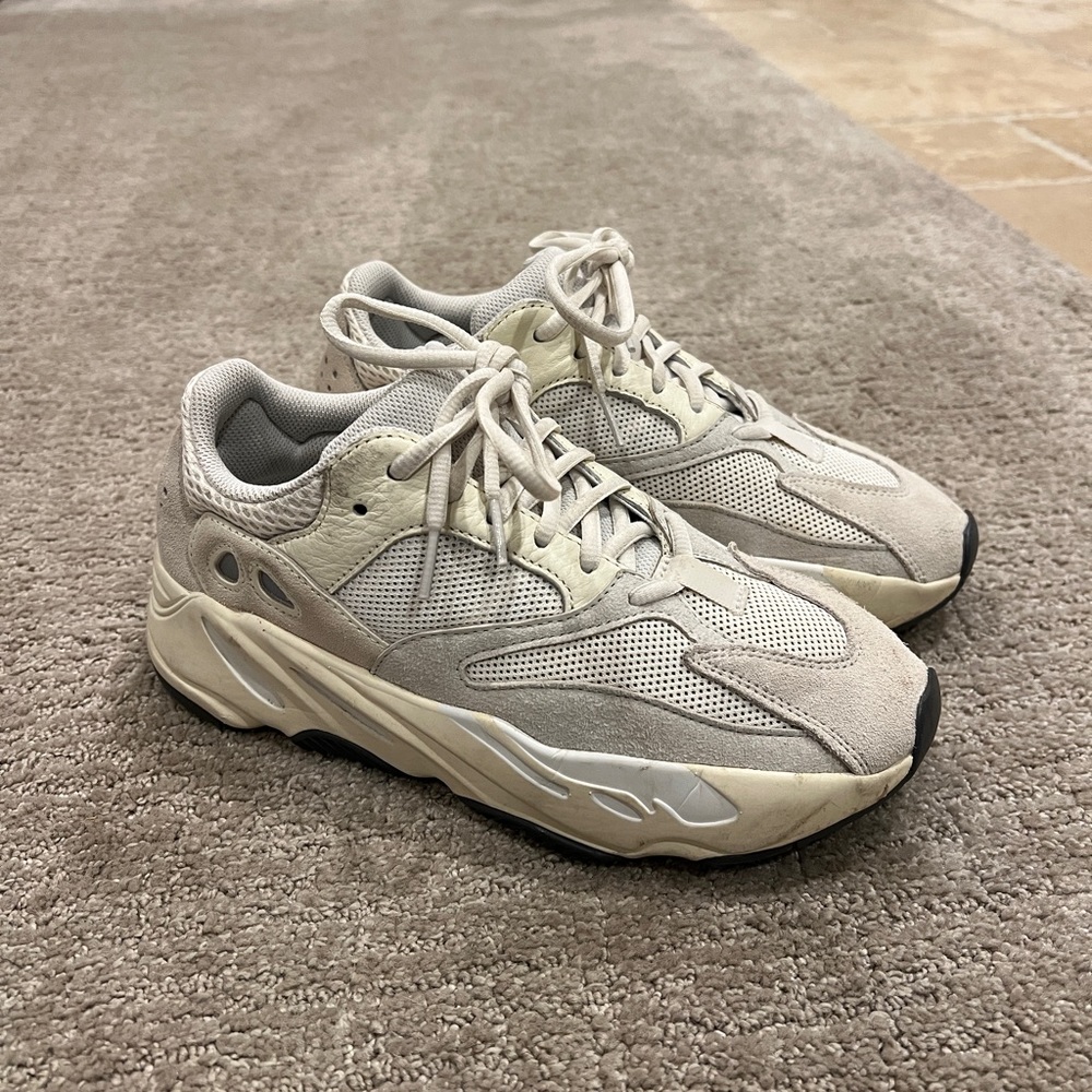 Adidas Yeezy Boost 700